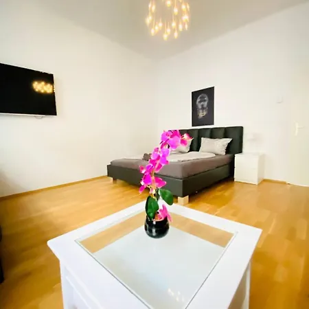 Cozy 2br For 6p, 10min Transport To Stadthalle Apartman *
