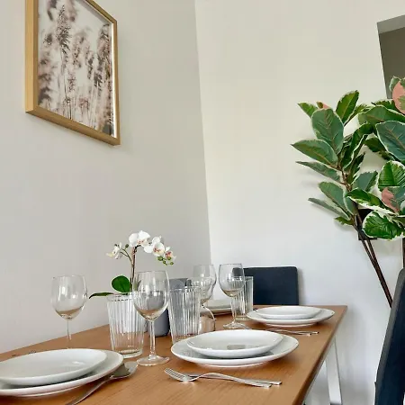 Modern Stylish With Garden & Free Parking Apartment
