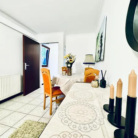 Apartment Cozy In A For Groups, 16-mins To Blumengaerten *