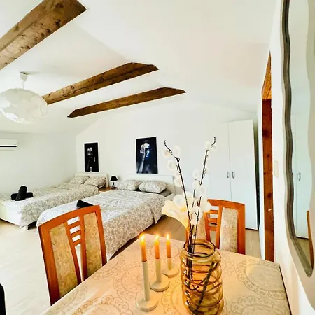 Cozy In A For Groups, 16-mins To Blumengaerten Apartment *