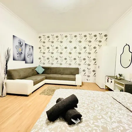 Cozy In A For Groups, 16-mins To Blumengaerten Apartment