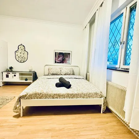 Apartment Cozy In A For Groups, 16-mins To Blumengaerten