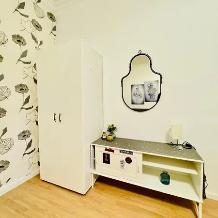 Apartment Cozy In A For Groups, 16-mins To Blumengaerten *