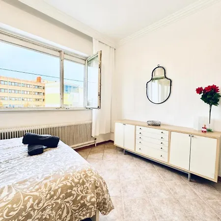 Apartment Cozy In A For Groups, 16-mins To Blumengaerten