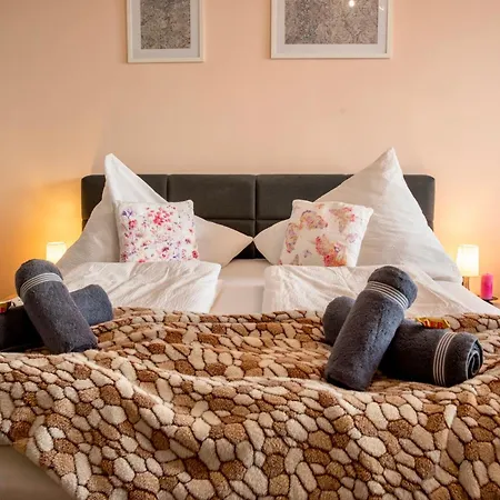 Stylishly Colorful & In - Wifi Apartment *