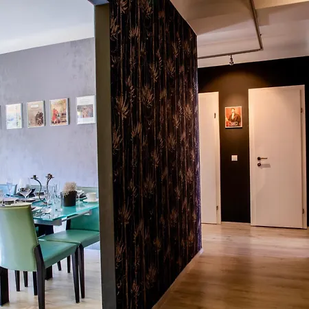 Stylishly Colorful & In - Wifi Apartment