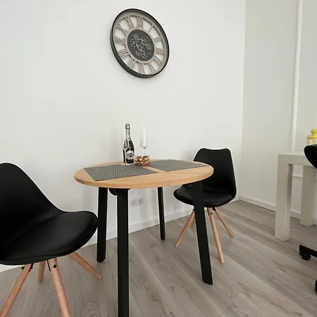 Stayin - Elegant Design With Garden Apartment