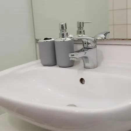 Downtown Bliss Modern Retreat With Free Parking And Fast Internet 600 Mbits Apartment *