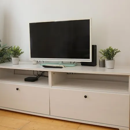 Downtown Bliss Modern Retreat With Free Parking And Fast Internet 600 Mbits Apartment *