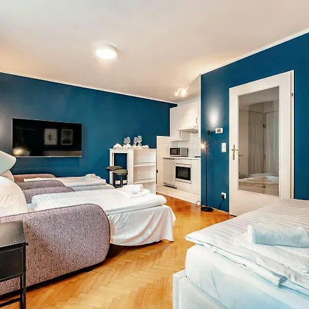Roomy For 2 - 4 In Hip Area & Free Parking