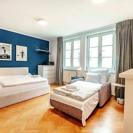 Apartment Roomy For 2 - 4 In Hip Area & Free Parking *
