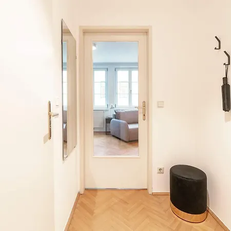 Apartment Roomy For 2 - 4 In Hip Area & Free Parking *