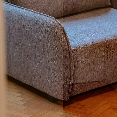 Apartment Roomy For 2 - 4 In Hip Area & Free Parking *