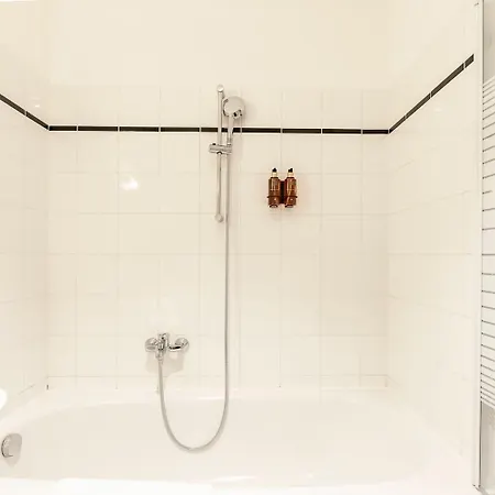 Roomy For 2 - 4 In Hip Area & Free Parking Apartment