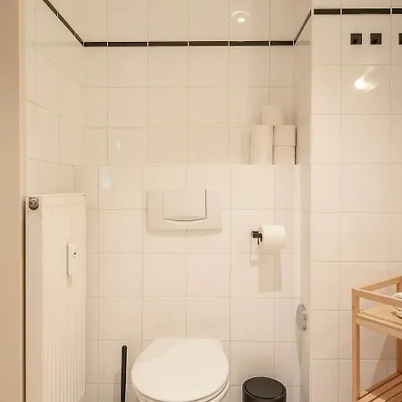 Apartment Roomy For 2 - 4 In Hip Area & Free Parking