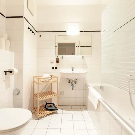 Roomy For 2 - 4 In Hip Area & Free Parking *