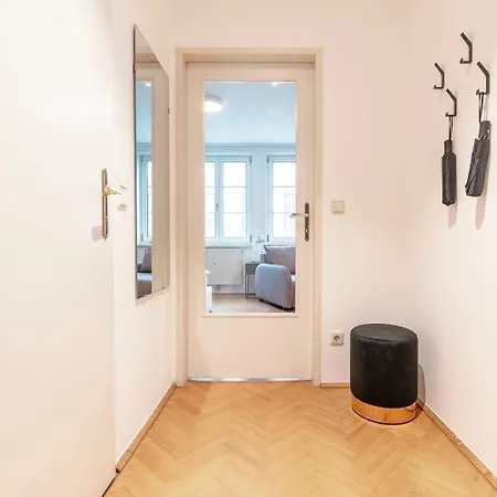 Roomy For 2 - 4 In Hip Area & Free Parking Apartment
