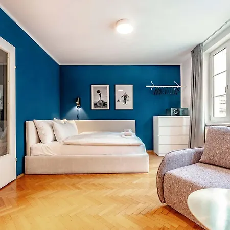 Roomy For 2 - 4 In Hip Area & Free Parking