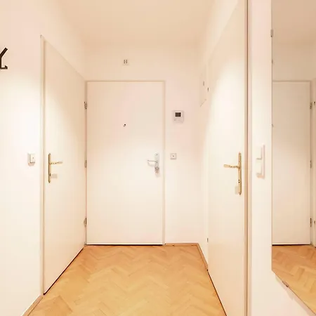 Roomy For 2 - 4 In Hip Area & Free Parking