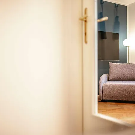 Apartment Roomy For 2 - 4 In Hip Area & Free Parking