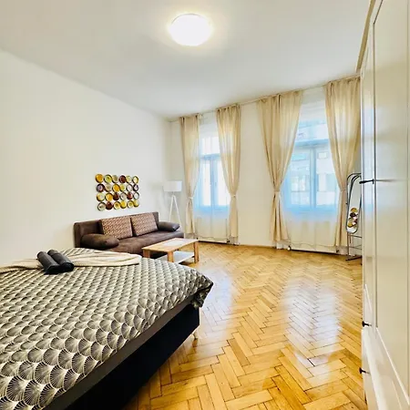 Apartment Affordable 1br & 1lr Apt, 7 Min To Westbahnhof