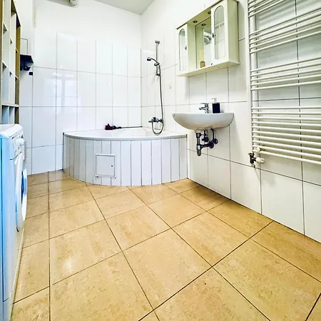 Apartment Affordable 1br & 1lr Apt, 7 Min To Westbahnhof