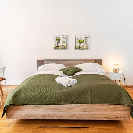 Charming 2br Apt, Ideal For Long-term Near Rennweg *