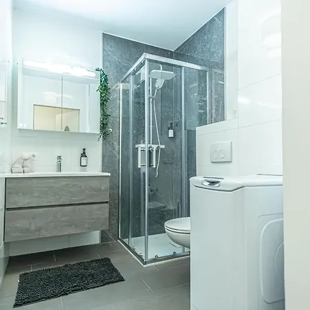 1br & 1lr With Balcony, 9min To Center Apartment *