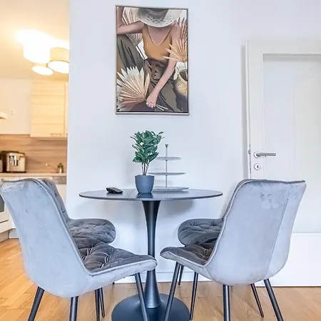 Apartment 1br & 1lr With Balcony, 9min To Center *