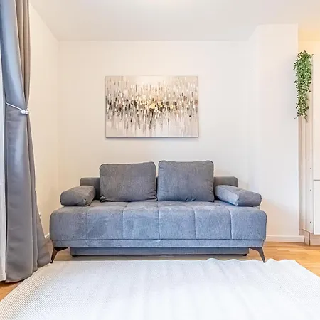 Apartment 1br & 1lr With Balcony, 9min To Center *