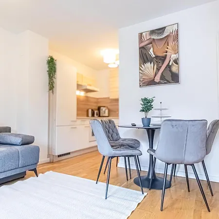 Apartment 1br & 1lr With Balcony, 9min To Center
