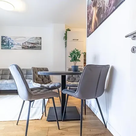 9-min To Center, Comfy 1br And 1lr With Balcony Apartment