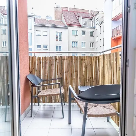 9-min To Center, Comfy 1br And 1lr With Balcony Apartment