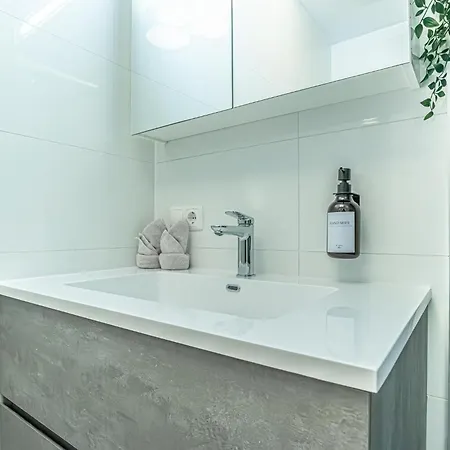 9-min To Center, Comfy 1br And 1lr With Balcony