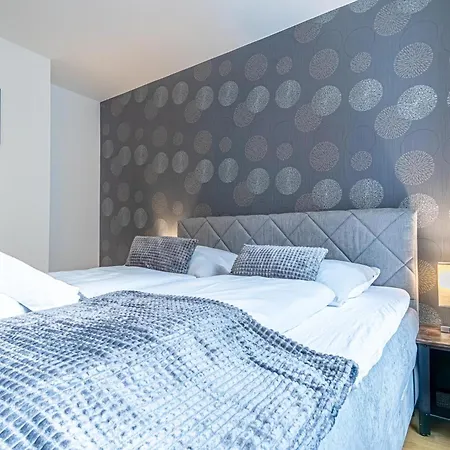 9-min To Center, Comfy 1br And 1lr With Balcony