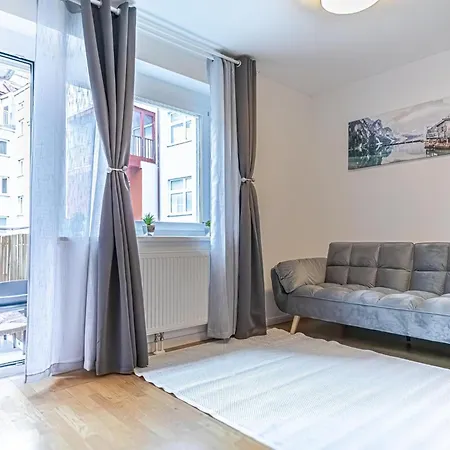 9-min To Center, Comfy 1br And 1lr With Balcony Apartment