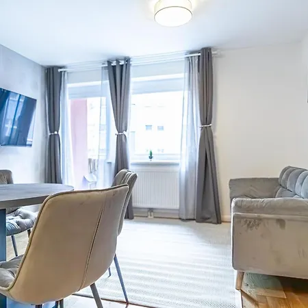9-min To Center, Comfy 1br And 1lr With Balcony *