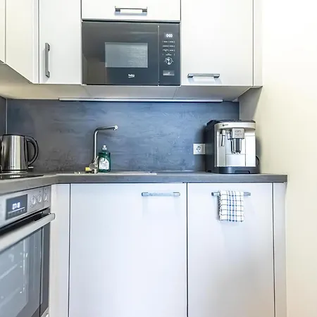 9-min To Center, Comfy 1br And 1lr With Balcony