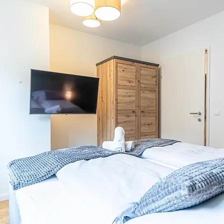 9-min To Center, Comfy 1br And 1lr With Balcony Apartment *