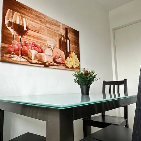 Perfect Location, 2 Min To Main Station, Long Term Апартаменты *
