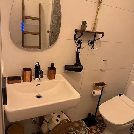 Apartament Urban Hideaway Cozy Loft, Courtyard And Ac *