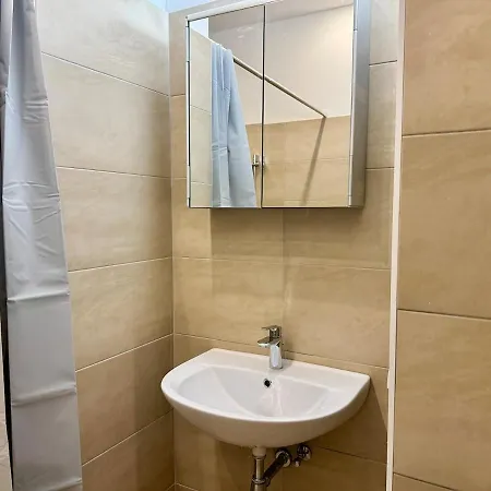 Apartment 80 M2 Stylish & Calm With Free Parking