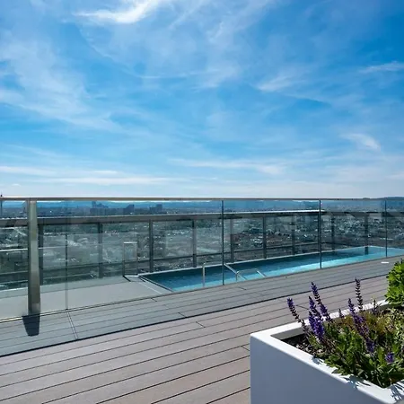 High Rise Balcony I Roof Pool I Close To Metro