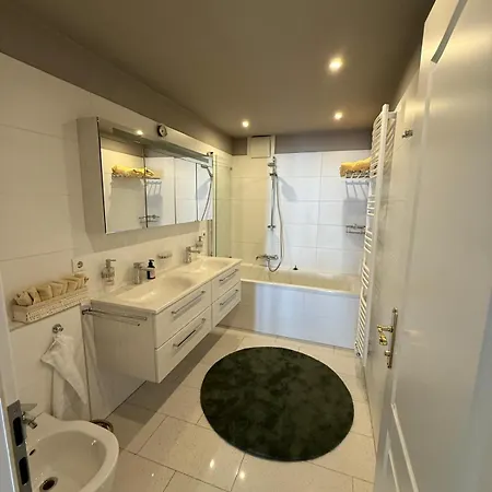 Beautiful 2 Bedroom In Centre * Viena