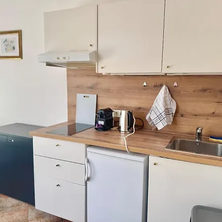 With Easy Access & Parking * Viena