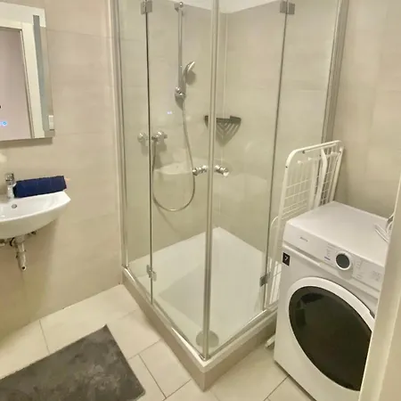 Spacious Modern 2 Bedroom With Free Parking Apartment