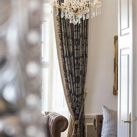 Schloss Schoenbrunn Grand Suite Apartment