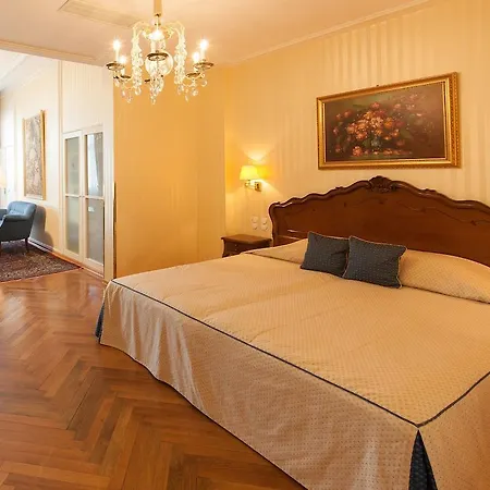 Отель Ambassador 5*