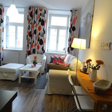 Goodman's I Apartment *