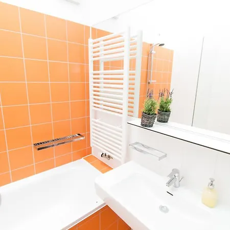Leonhard Apartment *